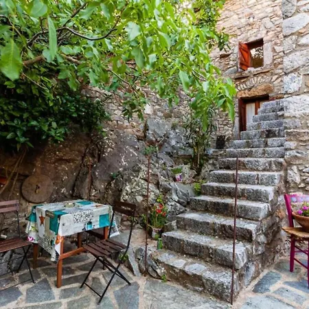 Vila 19th Century Stone Villa, Serence Garden! - Athina's Mani *